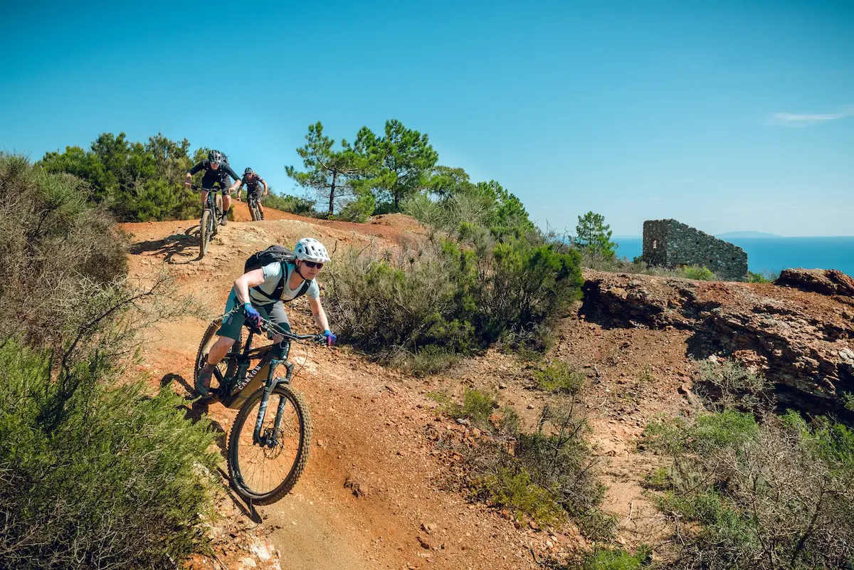 Male and female e-mountain bikers in Tuscany