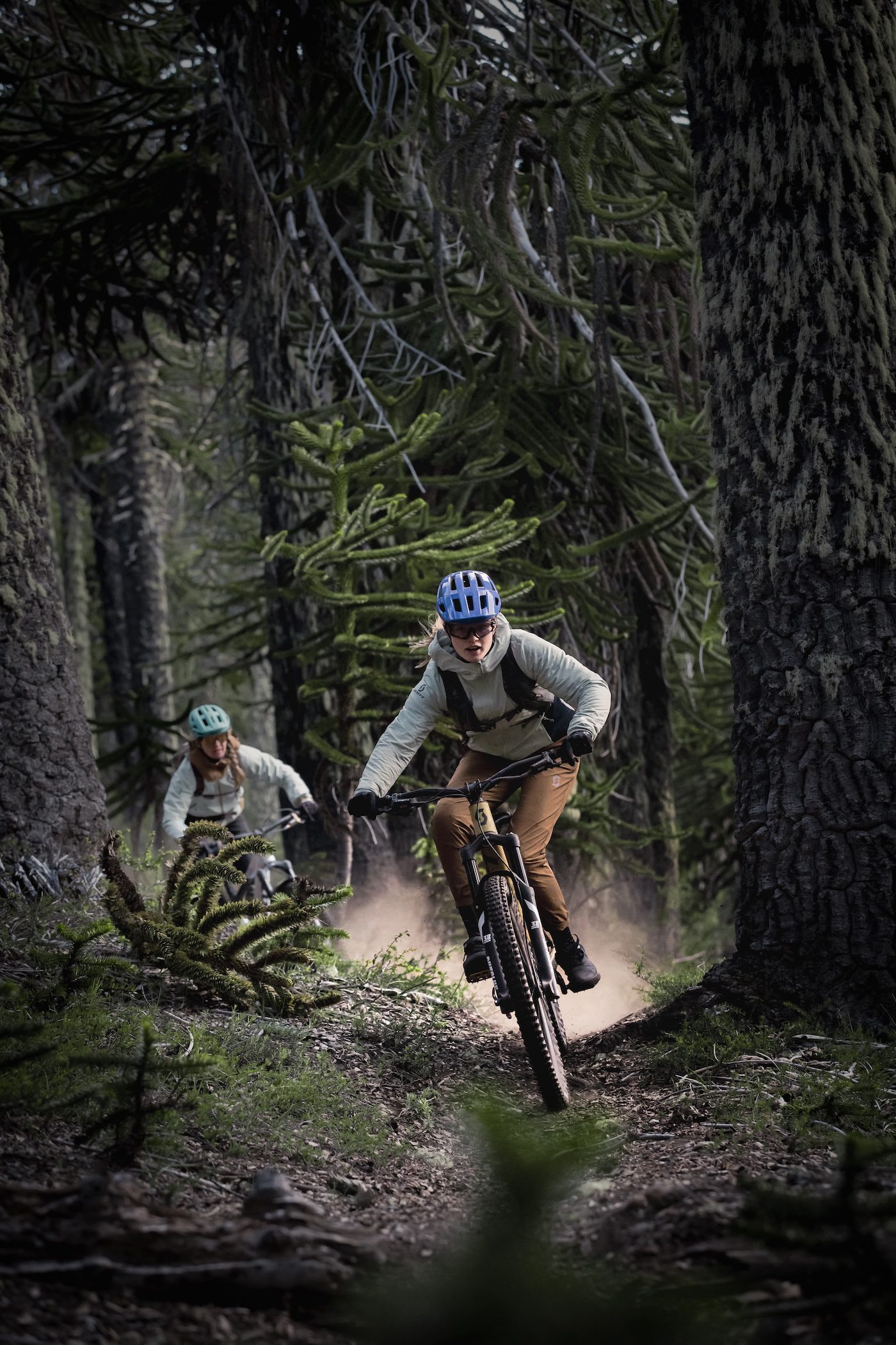 Two female e-mountain bikers in Chile